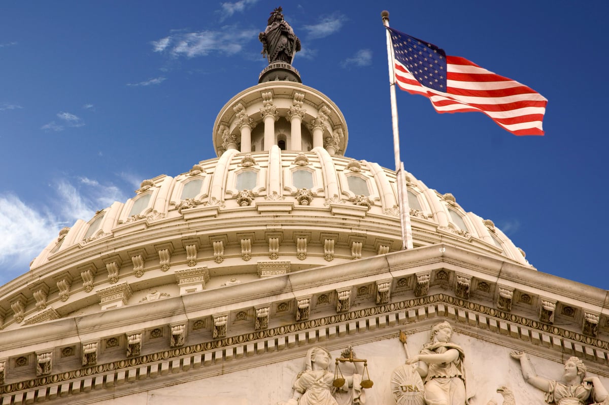 United_States_Capitol_Dome_and_Flag